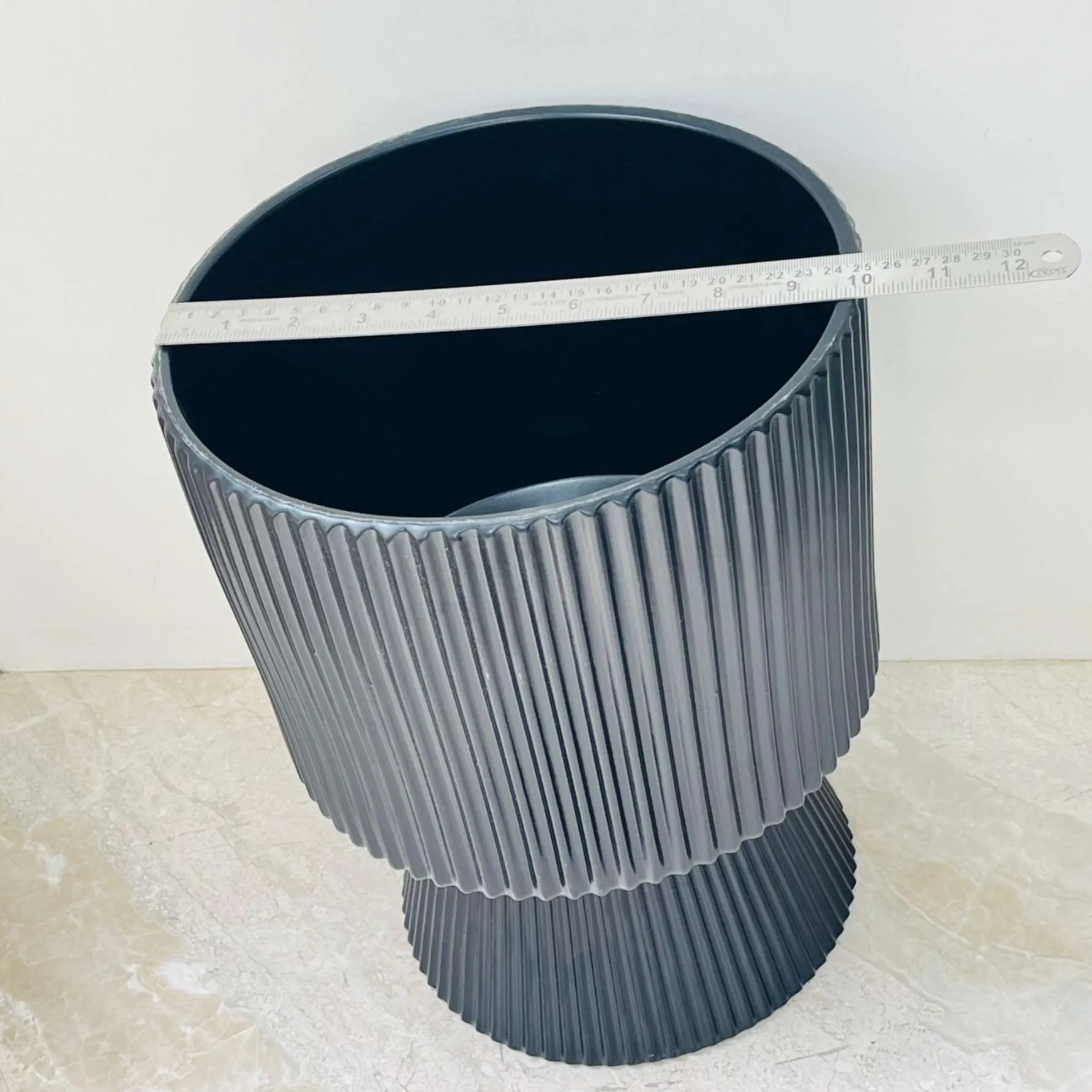 Black Ribbed Ceramic Planter with Flared Base – Modern Decorative Pot